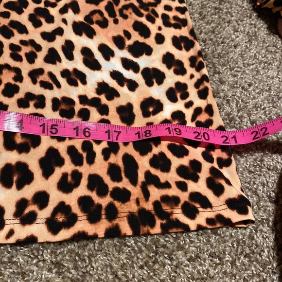 Ellen Tracy animal print lightweight, silky feel turtleneck top (L) EUC - Picture 8 of 12